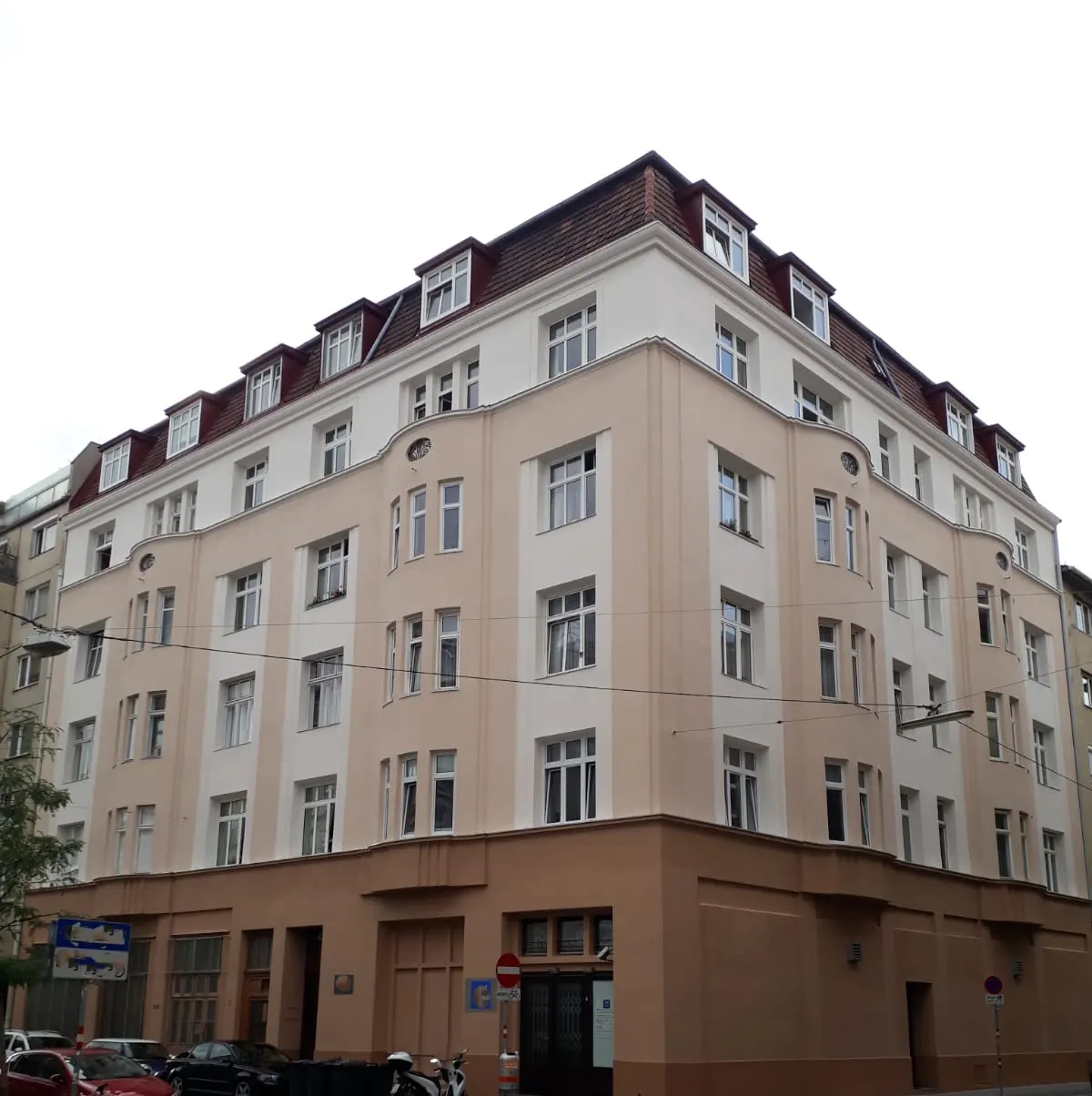 Wohnhaus nachher: helle, sanierte Fassade