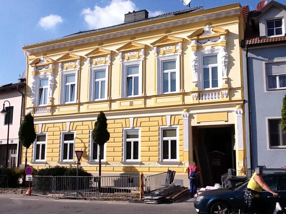 Stilfassade nachher: frische gelb-weiße Fassade