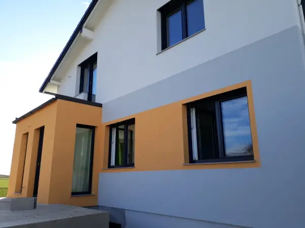 Modernes Einfamilienhaus mit zweifarbiger Fassade