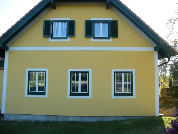 Gelbes Haus mit grünen Fensterläden