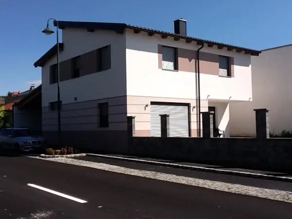 Weißes Haus mit neuer Fassade
