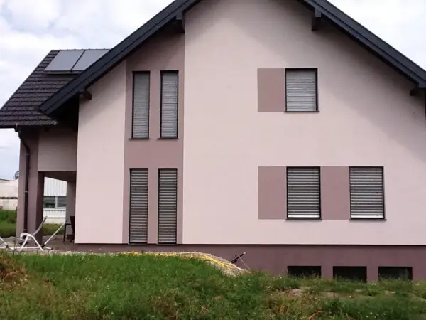 Haus mit beiger Fassade