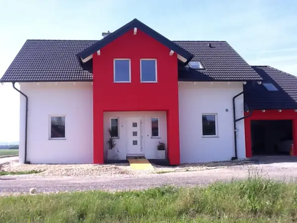 Haus mit rot-weißer Fassade
