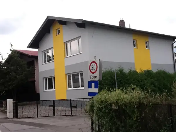 Haus mit gelben Farbakzenten