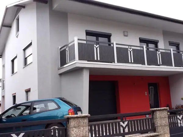 Haus mit Balkon und roter Fassade