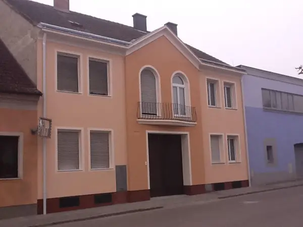Wohnhaus mit oranger Fassade