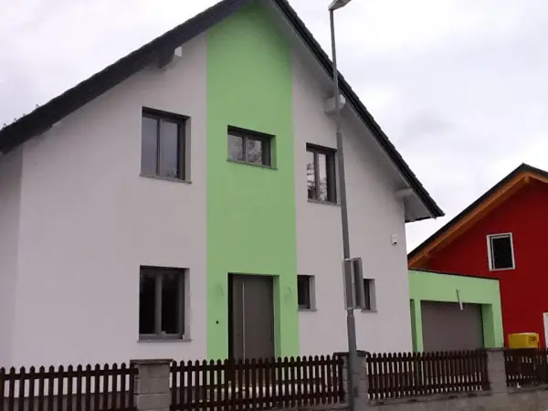 Haus mit grüner Fassade