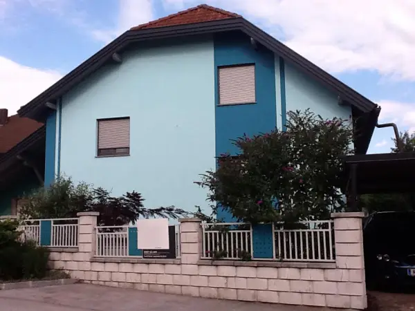Haus mit hellblauer Fassade