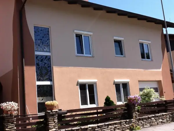 Haus mit brauner Fassade