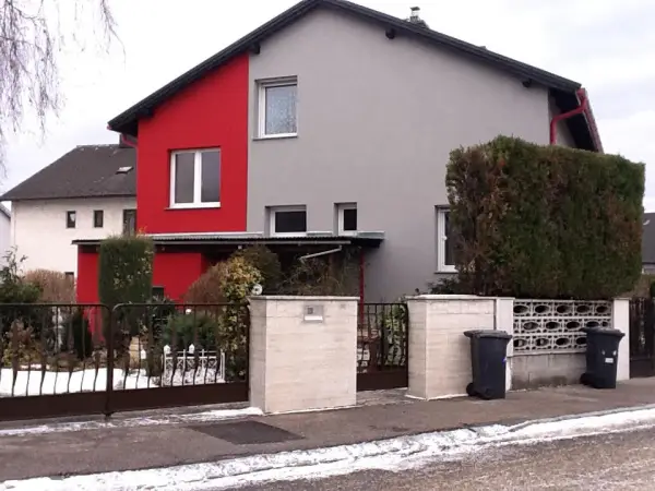 Haus mit roter Fassade