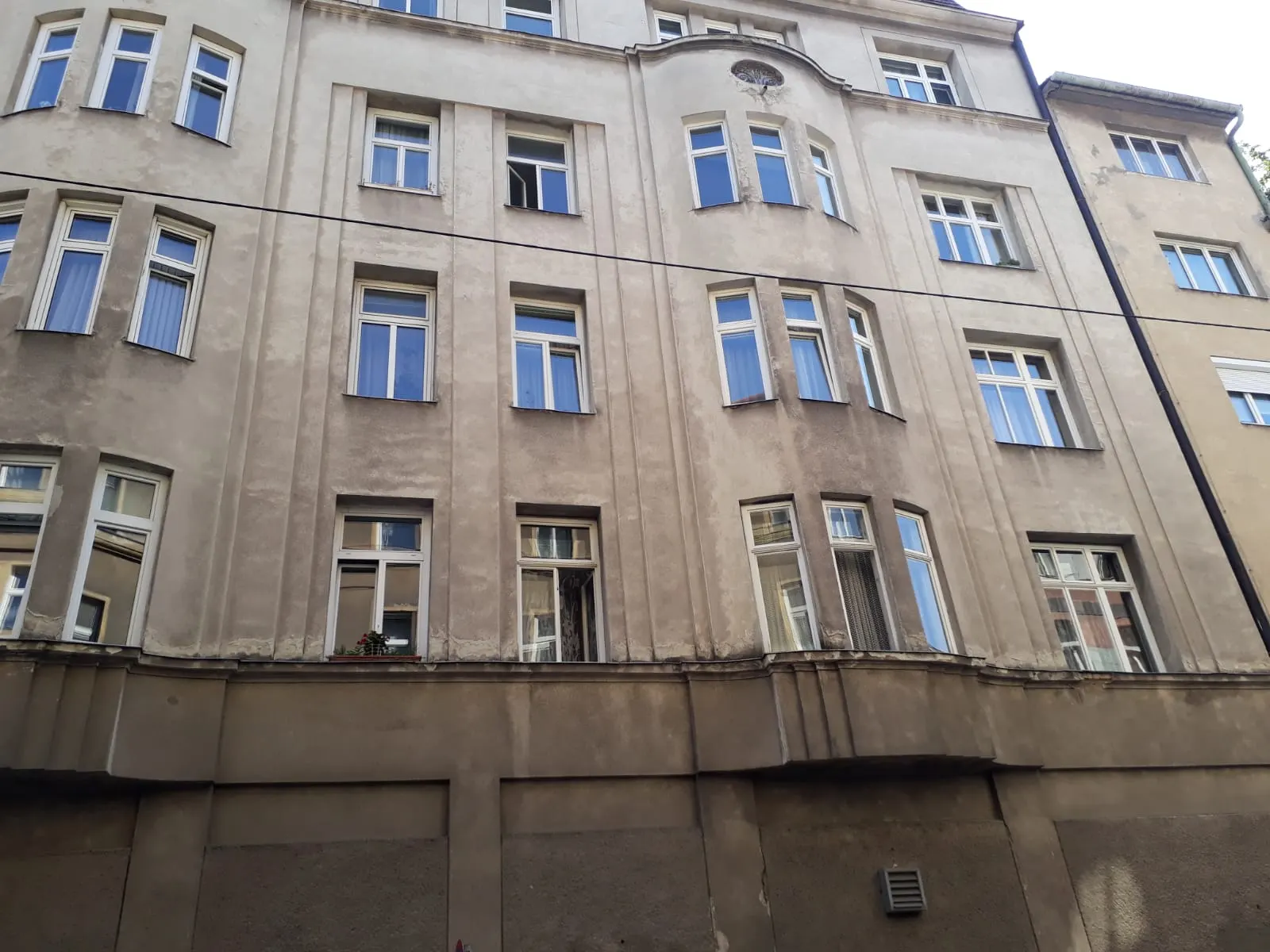 Wohnhaus vorher: graue, verschmutzte Fassade