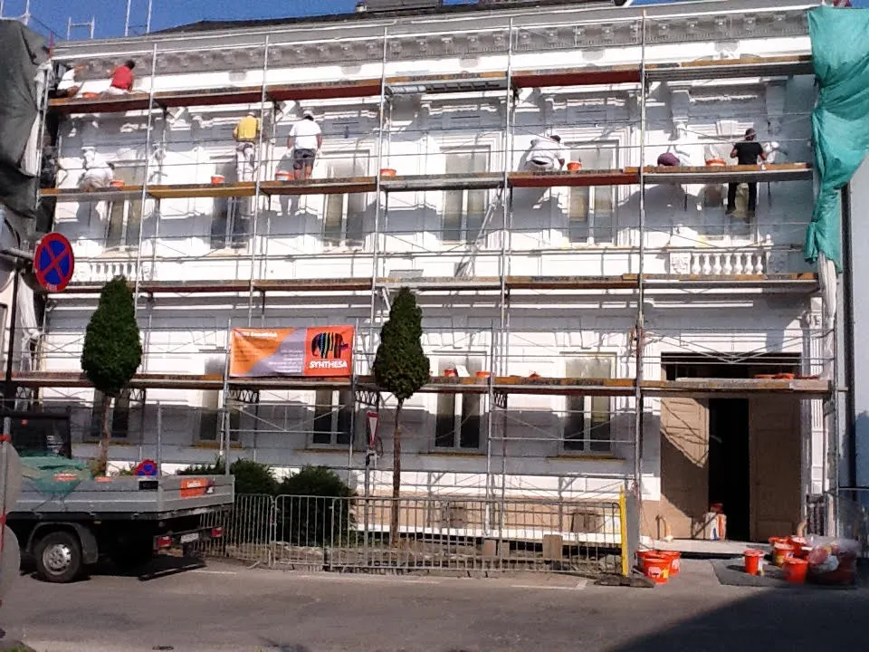Stilfassade vorher: eingerüstet, graue alte Fassade
